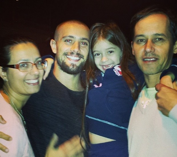 Rafael Cardoso posa com familiares em Porto Alegre (Foto: Reprodução/Instagram)