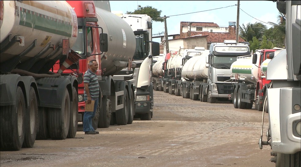 Em Cabedelo, os caminh&otilde;es que abastecem os postos de gasolina est&atilde;o parados desde segunda-feira (21) (Foto: Reprodu&ccedil;&atilde;o/TV Cabo Branco)