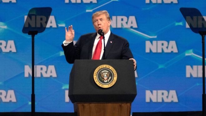 Em associação pró-armas, Donald Trump afirmou que ninguém vai obrigá-lo a entregar a soberania dos Estados Unidos (Foto: AFP via BBC News Brasil)