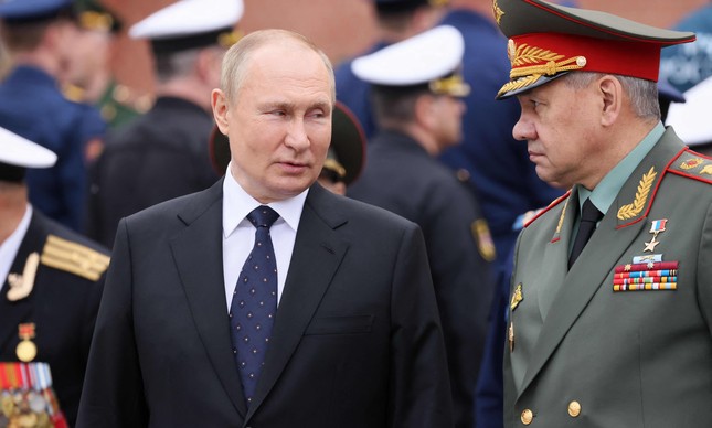 Presidente da Rússia, Vladimir Putin, ao lado do ministro da Defesa, Sergei Shoigu, em Moscou