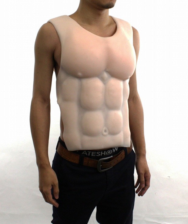 Colete de silicone que dá a impressão de ter um corpo sarado (Foto: Reprodução)