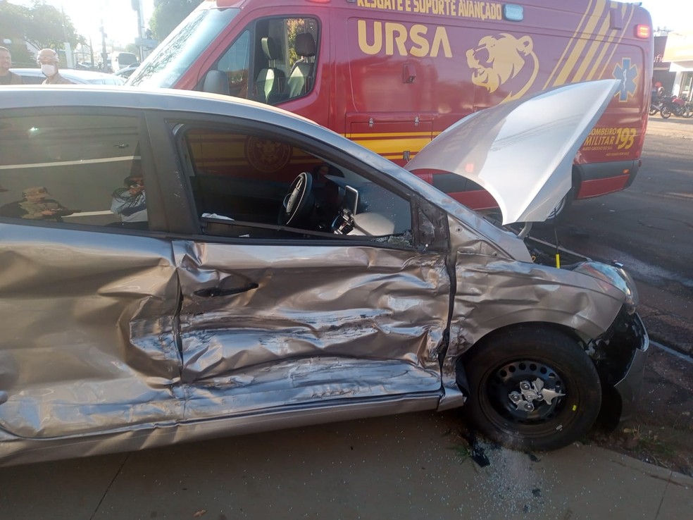 Carro ficou parcialmente destruído  — Foto: Reprodução/ TV Morena