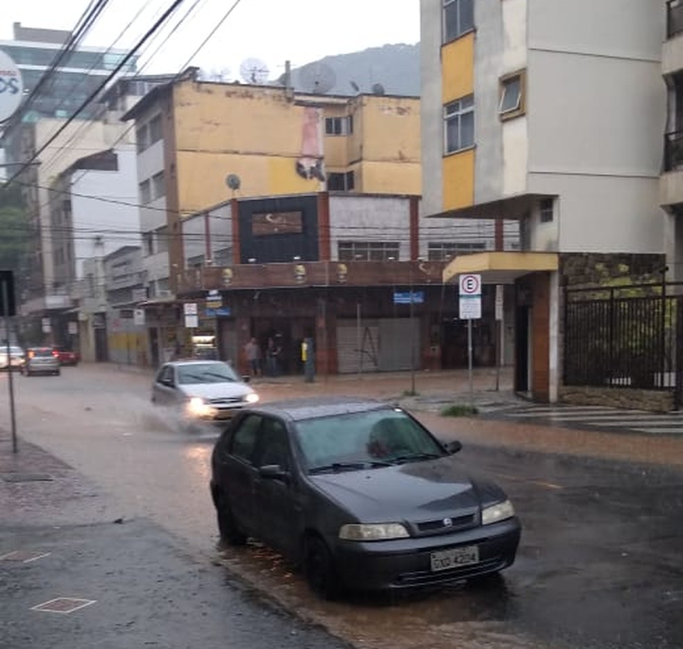Chuva no São Mateus, em Juiz de Fora — Foto: Liz Santos/Arquivo Pessoal