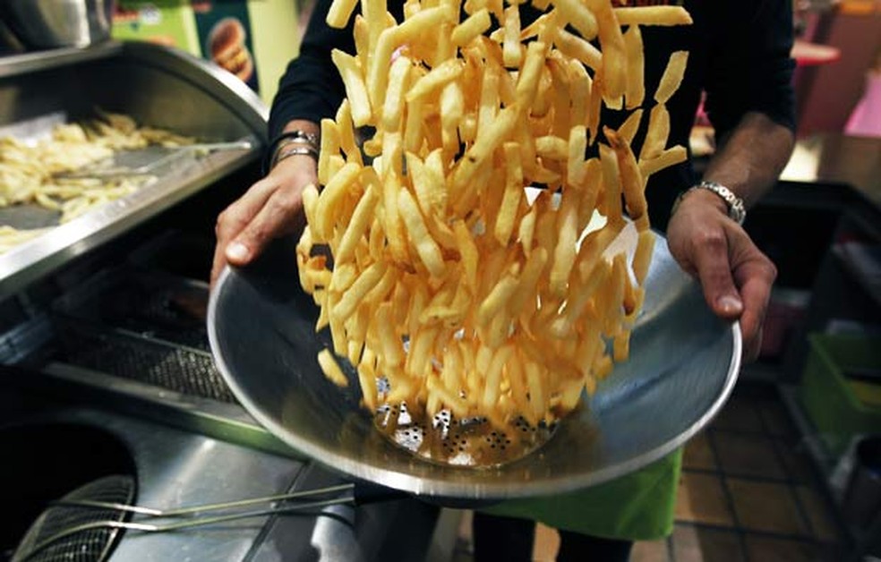 Museu belga 'Frietmuseum' oferece dicas de como preparar batatas fritas — Foto: Thierry Roge/Reuters