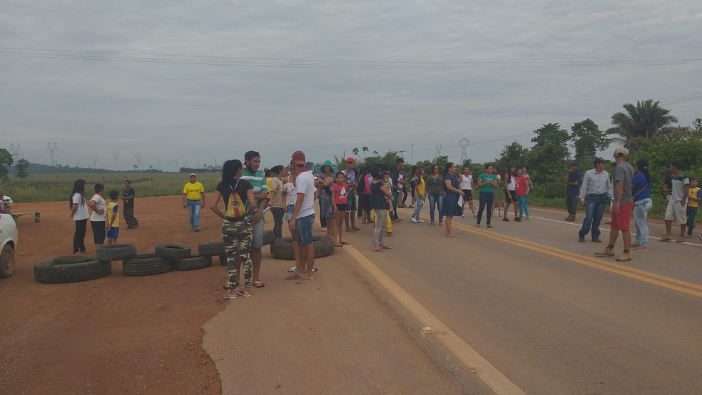 Manifestantes pedem volta do transporte escolar rural — Foto: Carlos Caldeira/Arquivo Pessoal