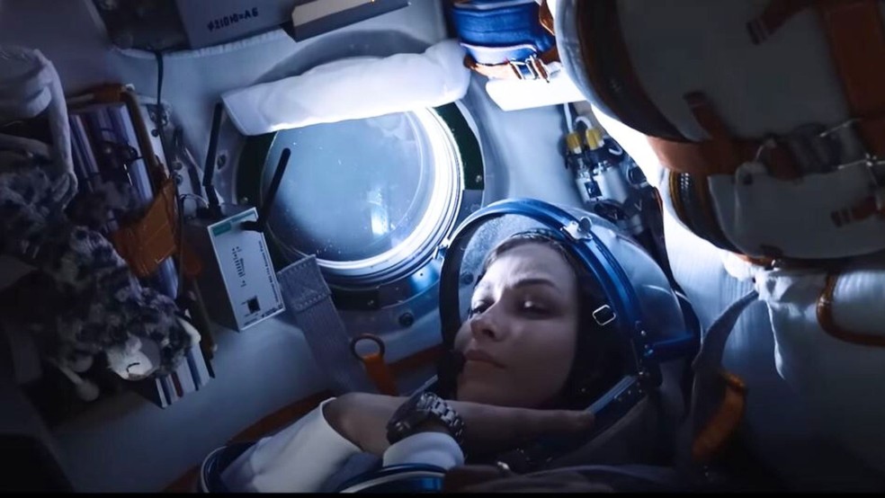 A atriz russa Yulia Peresild no filme 'O Desafio', gravado na ISS — Foto: Central Partnership/Youtube/Reprodução