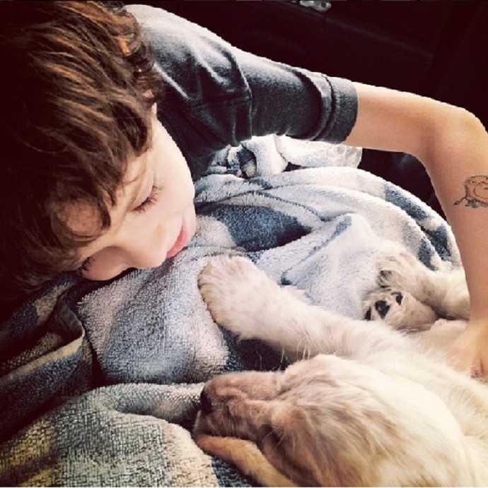 Filho de Vanessa está com 7 anos. Na foto, ele posa com o cão Victor (Foto: Arquivo Pessoal)