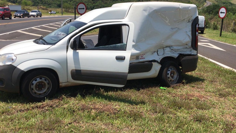 Moto bateu na lateral do veículo que atravessava a rodovia Rachid Rayes, em Oscar Bressane — Foto: Arquivo pessoal