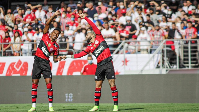 Bruno Henrique e Gabigol comemoram os gols pelo Flamengo na partida contra o São Paulo