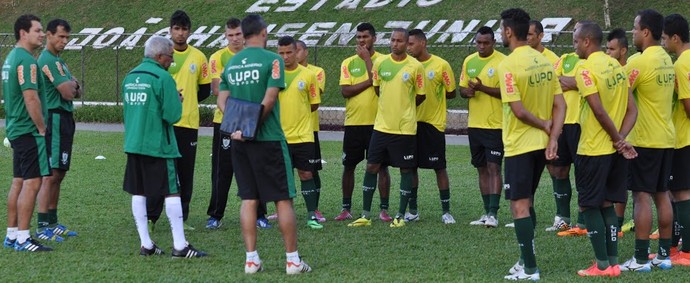 Givanildo Oliveira conversa com o grupo antes de treino do América-MG em Joinville (Foto: Reprodução / Assessoria AFC)
