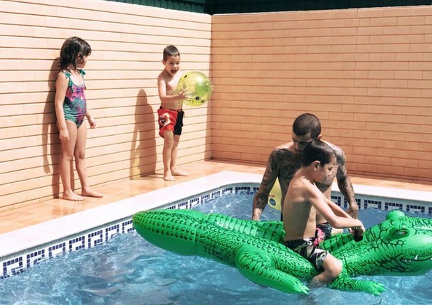 Pedro Scooby curte dia de sol na piscina com os filhos em Caiscais (Foto: Reprodução/Instagram)