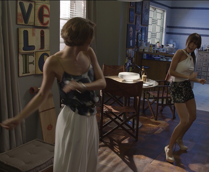 Sophie Charlotte e Carla Salle dançam no estúdio (Foto: TV Globo)