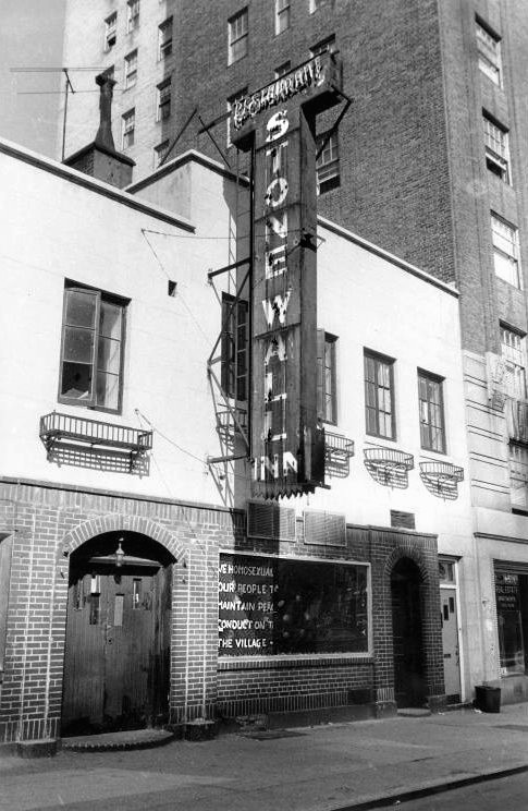 Fachada do bar Stonewall Inn em 1969 (Foto: Diana Davies/ New York Public Library/Wikimedia Commons)