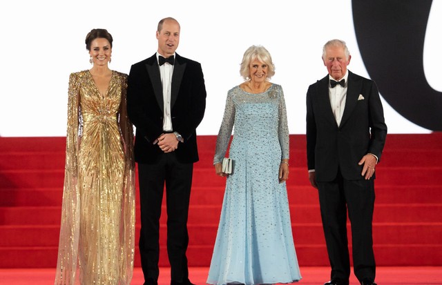 LONDON, ENGLAND - SEPTEMBER 28: Catherine, Duchess of Cambridge, Prince William, Duke of Cambridge, Camilla, Duchess of Cornwall and Prince Charles, Prince of Wales attend the "No Time To Die" World Premiere at Royal Albert Hall on September 28, 2021 in L (Foto: Samir Hussein/WireImage)