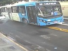 Vídeo mostra acidente entre ônibus e carro em Jardim Camburi