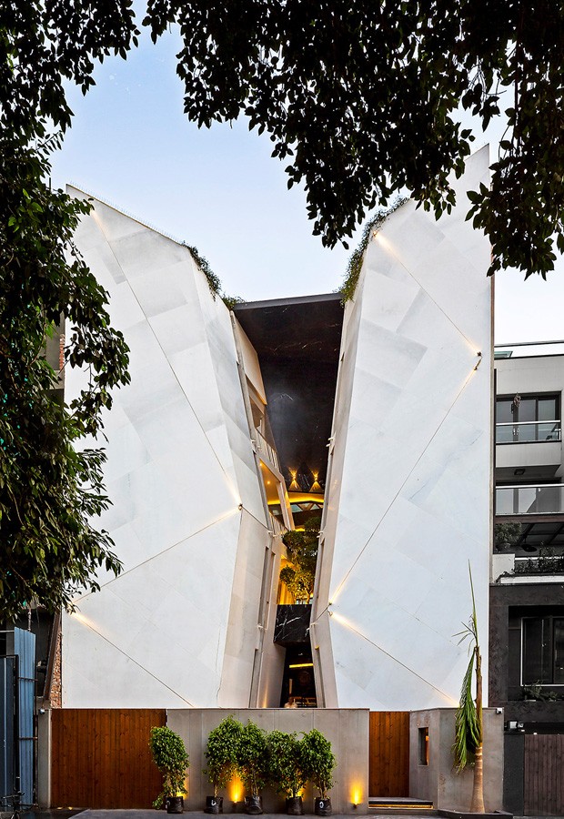 Arquitetos dividem casa em duas partes para criar átrio de luz (Foto: Divulgação)