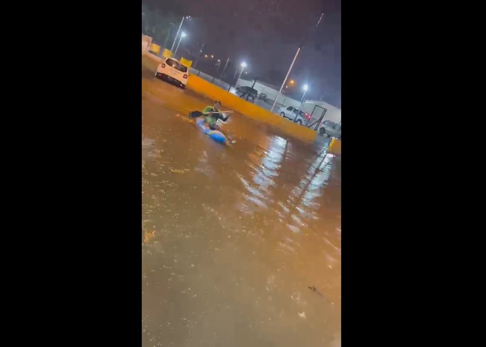 Caiaque é utilizado para percorrer trecho inundado pela água em Piracicaba — Foto: Gabrieli Lauani Nogueira