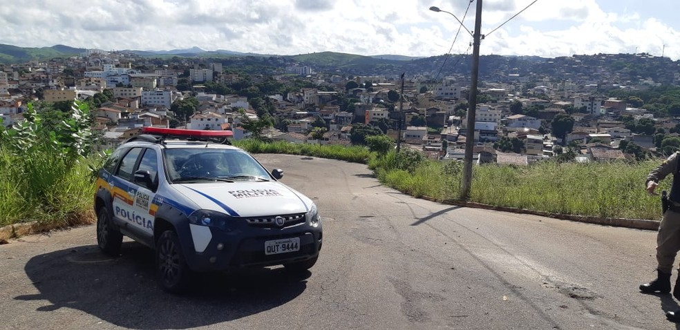 Corpo da vítima foi encontrado dentro de um bueiro no bairro Santo Agostinho, em Governador Valadares — Foto: Polícia Militar/Divulgação