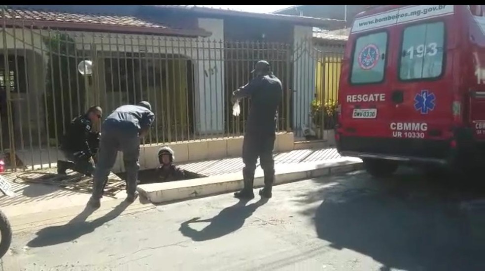 Corpo de Bombeiros precisou ser acionado para socorro da mulher — Foto: Corpo de Bombeiros/Divulgação