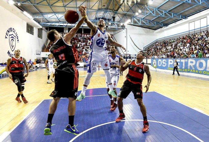 Com a cabeça no Final Four, Fla perde a primeira para Macaé na temporada