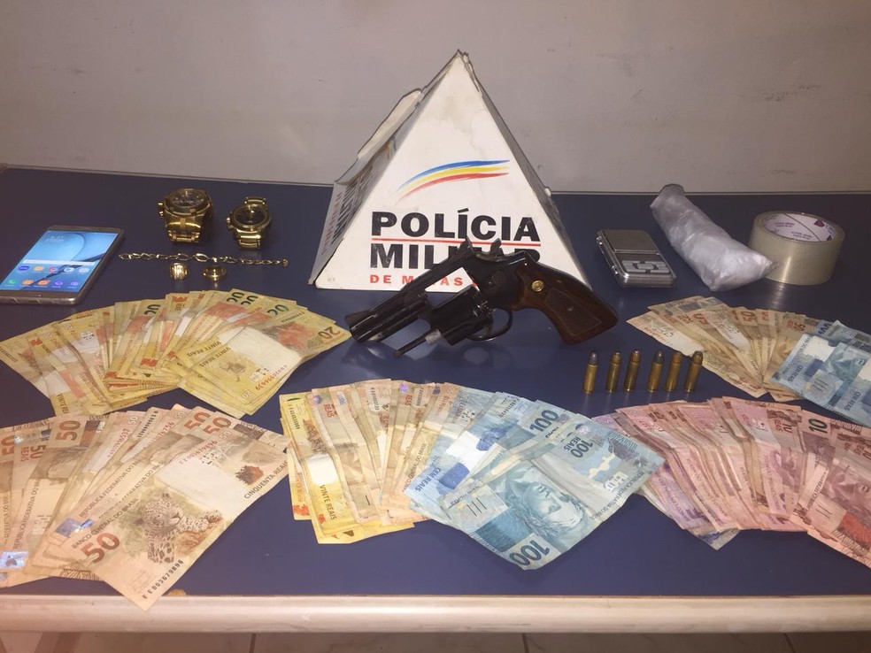 Polícia Militar apreendeu arma, joias e dinheiro após perseguição em Montes Claros (Foto: Polícia Militar/Divulgação)
