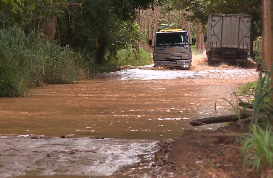 Chuva deixa desalojados e desabrigados no ES e cidades têm risco de deslizamentos