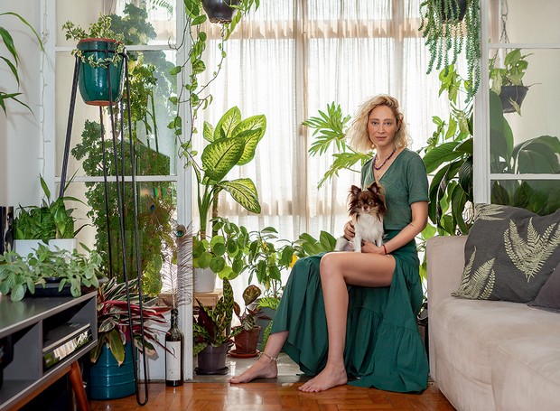 “Sinto que as plantas trazem vida e boas energias para a casa.” Talytha Pugliesi, top model e atriz (Foto: Lucas Diego Lopez / Divulgação)