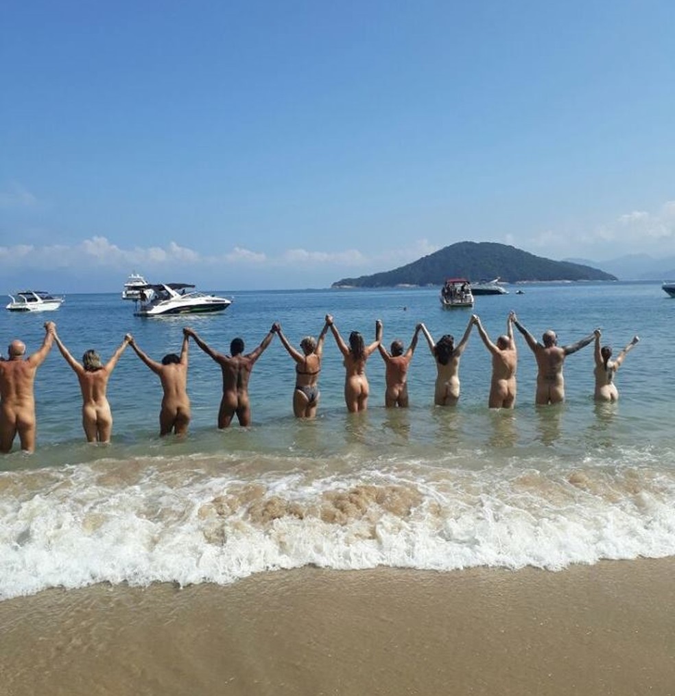 Prtica de nudismo em praia de Ubatuba (Foto: Divulgao/NatVale)