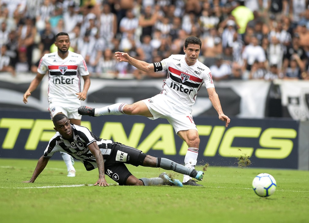 Hernanes marca o primeiro gol do São Paulo contra o Botafogo — Foto: André Durão