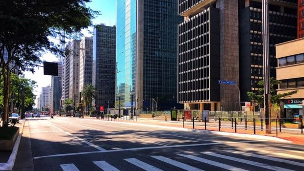 Avenida Paulista, um dos principais polos econômicos de São Paulo, vazia durante quarentena (Foto: ROBERTO PARIZOTTI/FOTOSPUBLICAS)