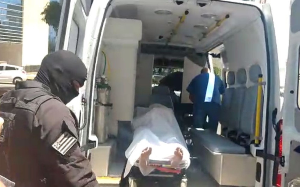 João de Deus chegou a clínica em uma ambulância e coberto por um lençol — Foto: Reprodução