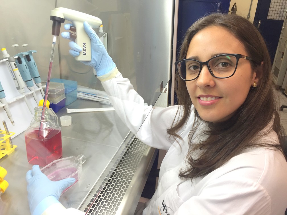 A doutoranda em Química Kátia Mara de Oliveira usou o ipê roxo em pesquisa contra o câncer de mama (Foto: Fabiana Assis/G1)