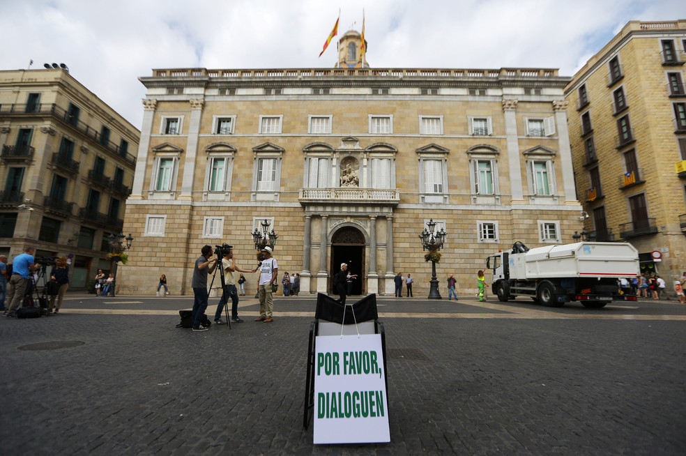 Placa com os dizeres 'Por favor, dialoguem' é vista nesta segunda-feira (9) em frente à sede do governo da Catalunha, na praça Sant Jaume, em Barcelona (Foto:  REUTERS/Ivan Alvarado)