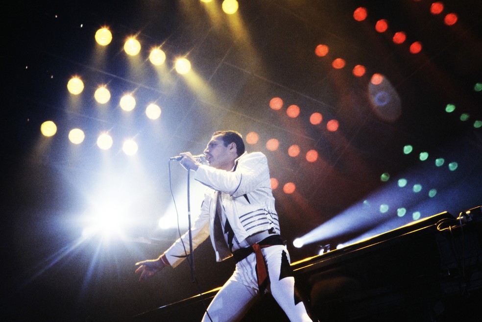 Freddie Mercury durante show do Queen no Palais Omnisports de Paris Bercy, em setembro de 1984 — Foto: Jean-Claude COUTAUSSE / AFP