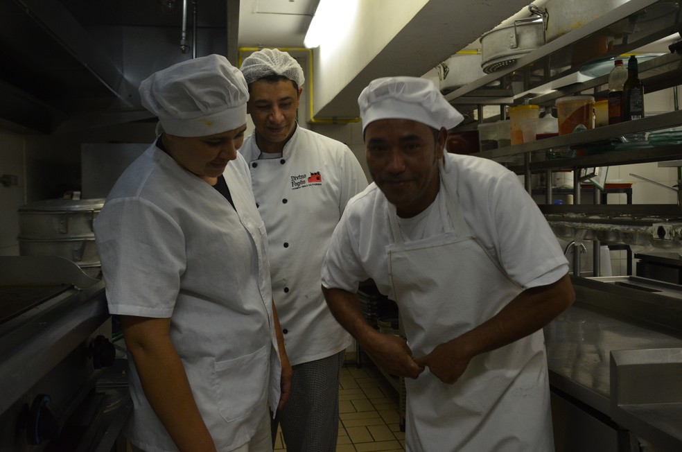 Venezuelano Gleomar José faz números de mágica para os colegas de trabalho (Foto: Iara Alves/G1)