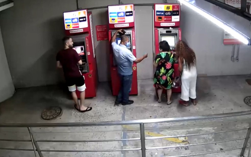 Caso foi registrado por câmeras do estacionamento de supermercado em Salvador — Foto: Reprodução/TV Bahia