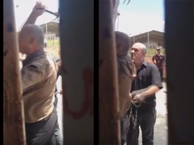 Imagens mostram homens batendo com martelo e correntes para tentar entrar na E. E. João Doria, na Zona Leste de São Paulo, ocupada por estudantes (Foto: Reprodução/YouTube)