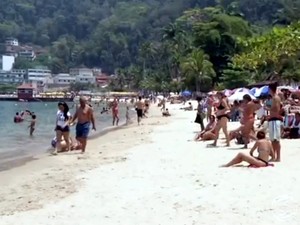 Banhistas em praia de Angra dos Reis na primavera 2014 (Foto: Reprodução/TV Rio Sul)