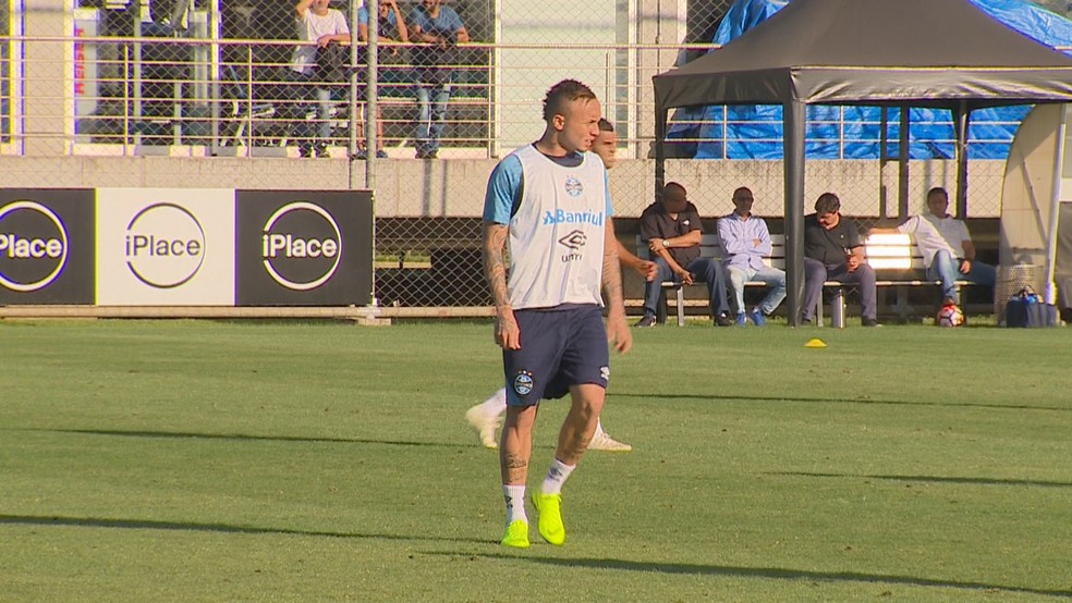 Everton treinou com bola no domingo e vai para o jogo — Foto: Reprodução/RBS TV