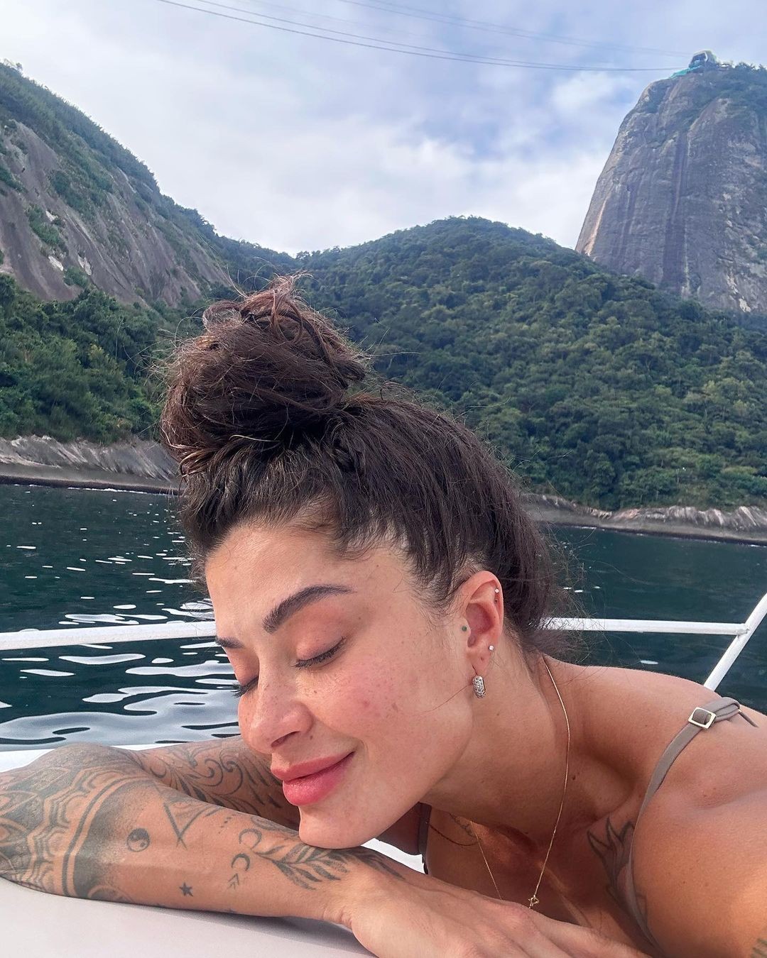 Aline Campos esbanja beleza ao relaxar em lancha no Rio