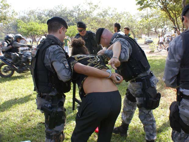 Manifestante é detido por policiais nas imediações do Estádio Nacional (Foto: Vianey Bentes / TV Globo)
