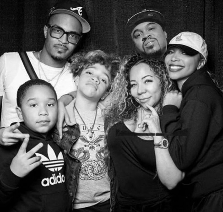 Os músicos T.I. e Tiny Harris com a família (Foto: Instagram)