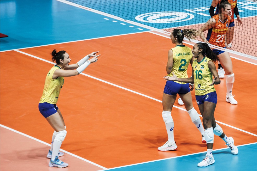 Brasil comemora vitória sobre a Holanda no Mundial de vôlei — Foto: Divulgação FIVB