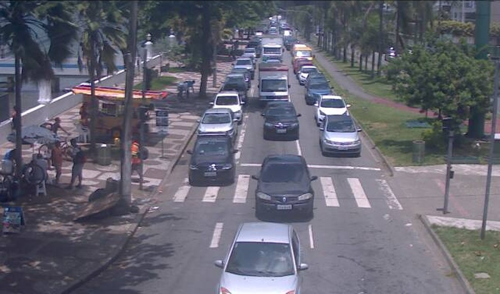 Travessia de balsas entre Santos e Guarujá tem fila de mais de 1h Santos e Região G1