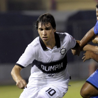 Pablo Zeballos do Olímpia Pedro Quiñonez do Emelec (Foto: AFP) Pablo Zeballos do Olímpia Pedro Quiñonez do Emelec (Foto: AFP)