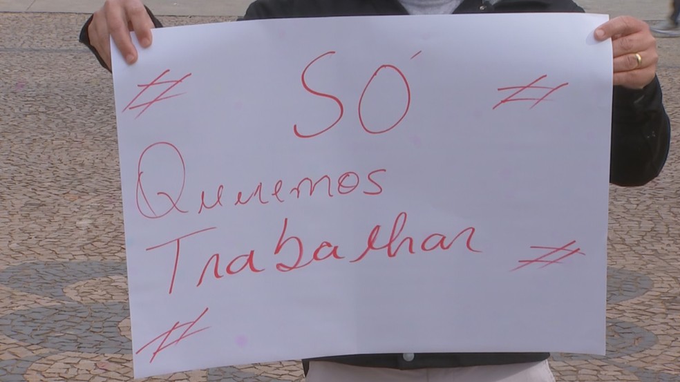 Ambulantes protestaram pelo direito de trabalhar em Itapeva — Foto: TV TEM/Reprodução