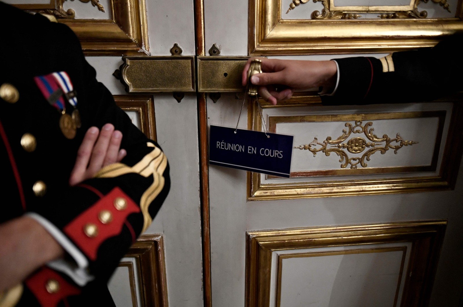 Primeiro-ministro francês realiza uma reunião interministerial sobre o fornecimento de combustível, no Matignon Hotel, em Paris. França enfrenta crise de abastecimento — Foto: STEPHANE DE SAKUTIN/AFP