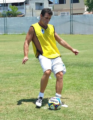 Vai jogar futebol com os amigos? Veja como evitar lesões e