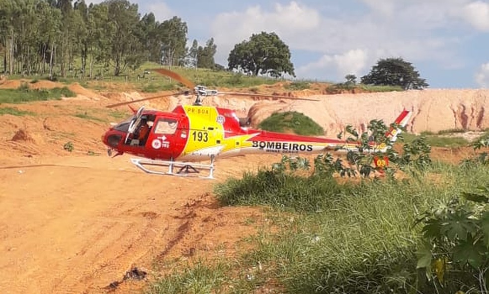 Helicóptero do Corpo de Bombeiros faz pouso de emergência em Guaxupé — Foto: Corpo de Bombeiros