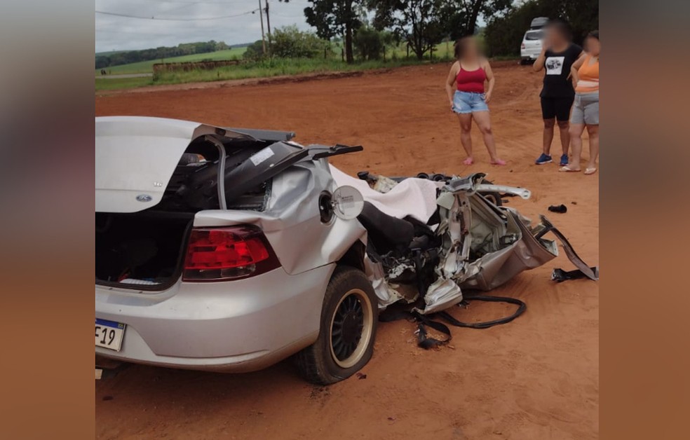 Carro envolvido em acidente na SP-255, em Itaí, no interior de São Paulo, ficou totalmente destruído — Foto: Redes sociais